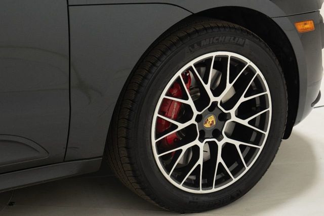 2017 Porsche Macan Turbo AWD w/Performance Pkg - 22223229 - 25