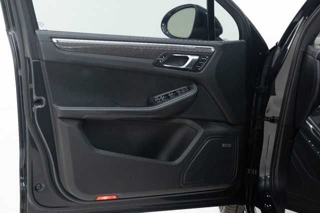 2017 Porsche Macan Turbo AWD w/Performance Pkg - 22223229 - 26