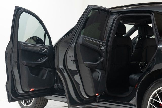 2017 Porsche Macan Turbo AWD w/Performance Pkg - 22223229 - 29