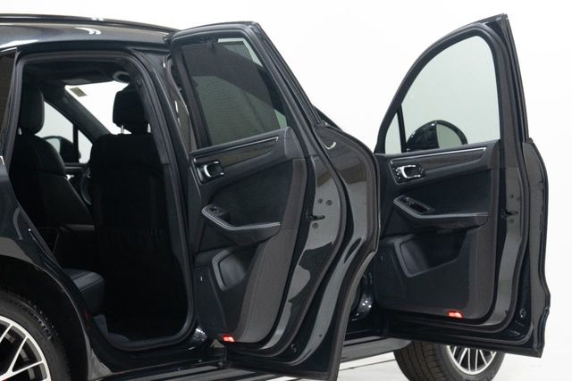 2017 Porsche Macan Turbo AWD w/Performance Pkg - 22223229 - 30