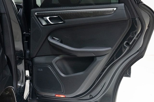 2017 Porsche Macan Turbo AWD w/Performance Pkg - 22223229 - 33