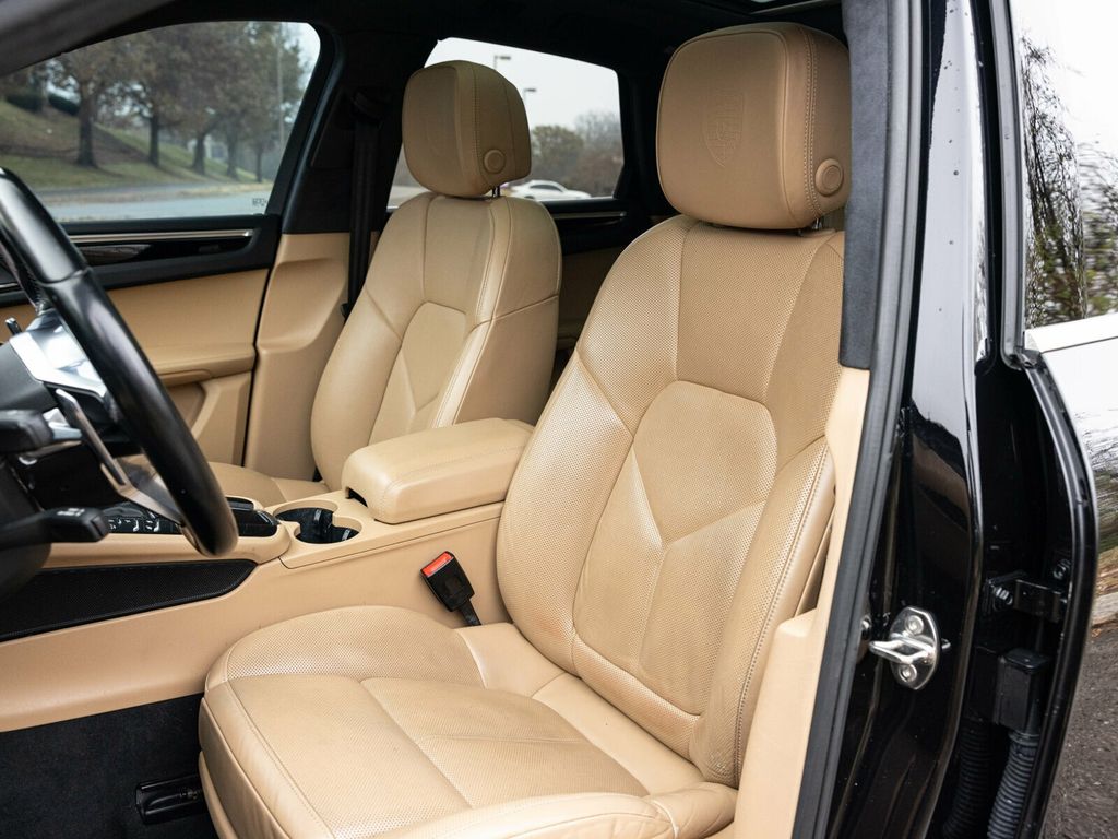 2017 Porsche Macan Turbo, Premium Pack +, 21" Sport Classic Wheels, 14 Way Seats - 22956042 - 28