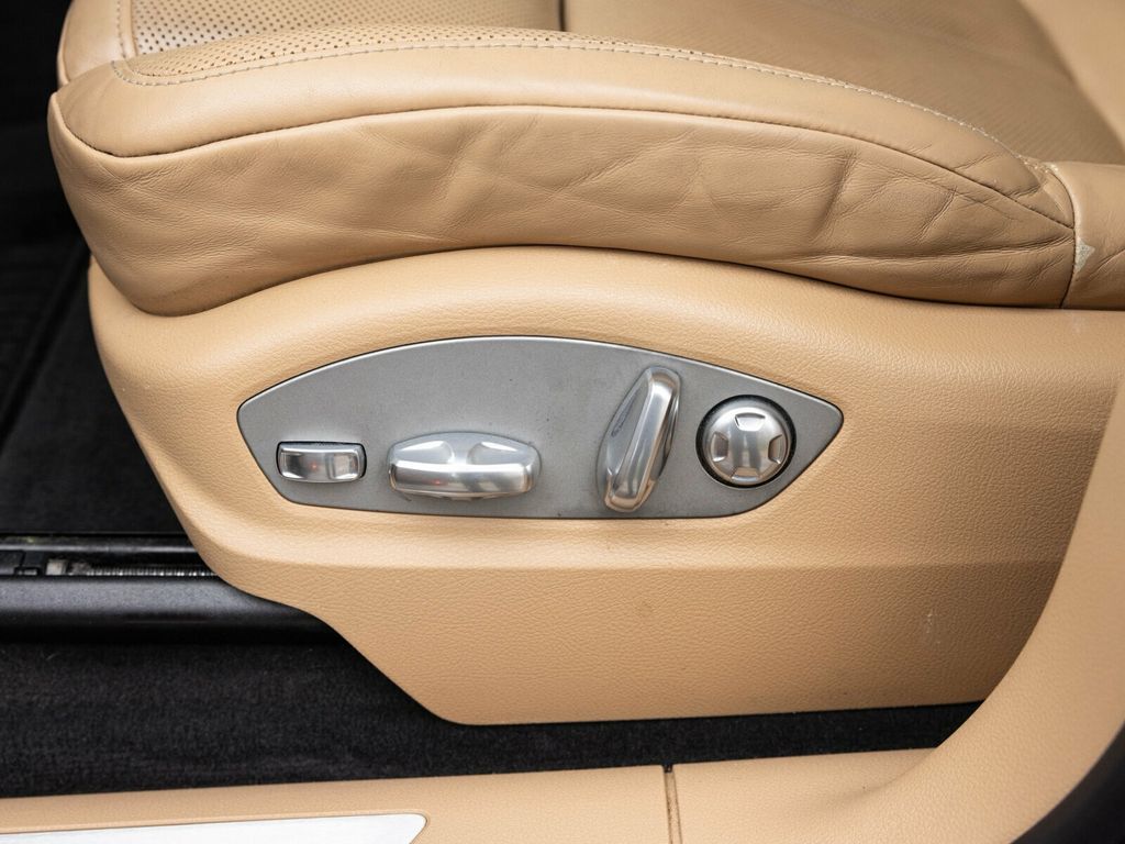 2017 Porsche Macan Turbo, Premium Pack +, 21" Sport Classic Wheels, 14 Way Seats - 22956042 - 30