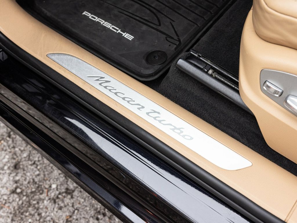 2017 Porsche Macan Turbo, Premium Pack +, 21" Sport Classic Wheels, 14 Way Seats - 22956042 - 31