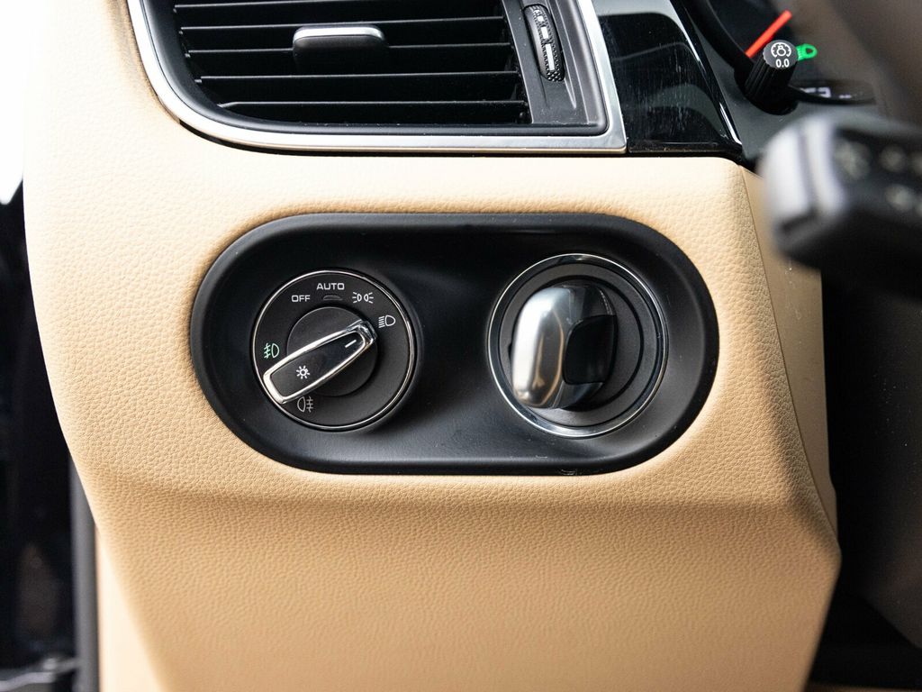 2017 Porsche Macan Turbo, Premium Pack +, 21" Sport Classic Wheels, 14 Way Seats - 22956042 - 32