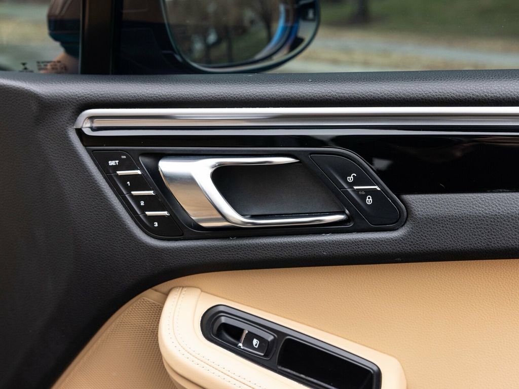 2017 Porsche Macan Turbo, Premium Pack +, 21" Sport Classic Wheels, 14 Way Seats - 22956042 - 68