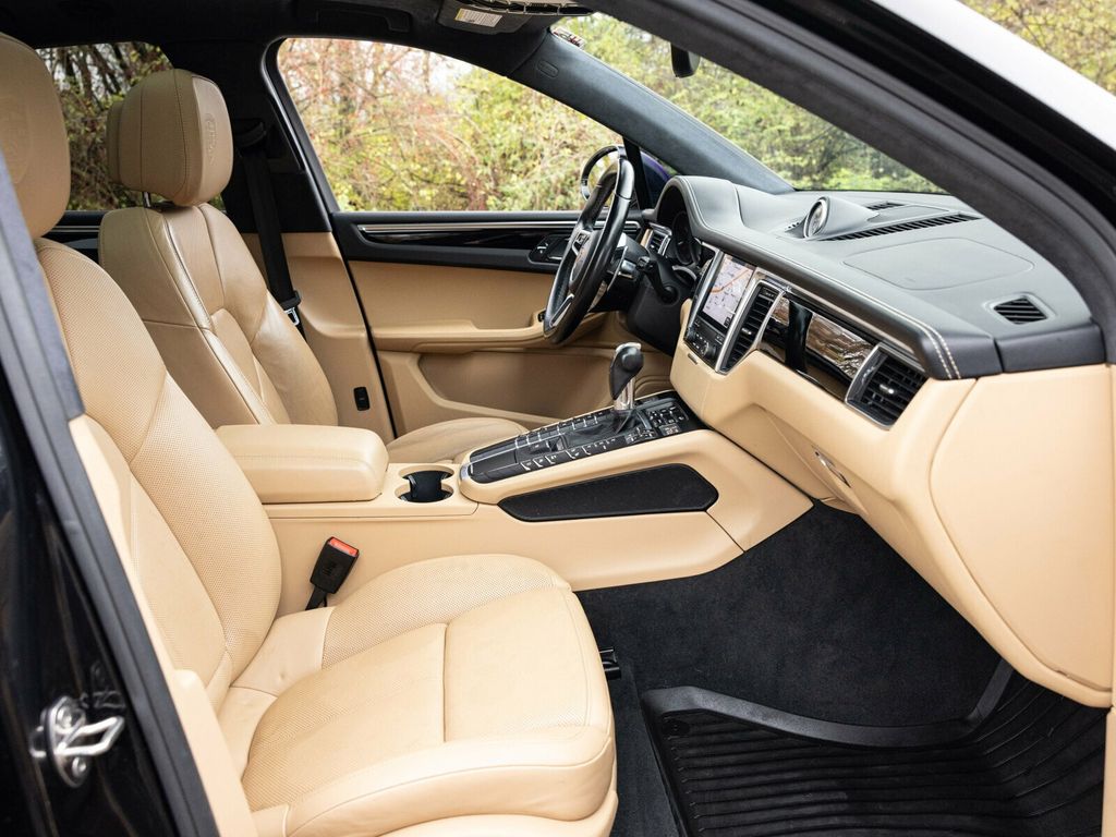 2017 Porsche Macan Turbo, Premium Pack +, 21" Sport Classic Wheels, 14 Way Seats - 22956042 - 71
