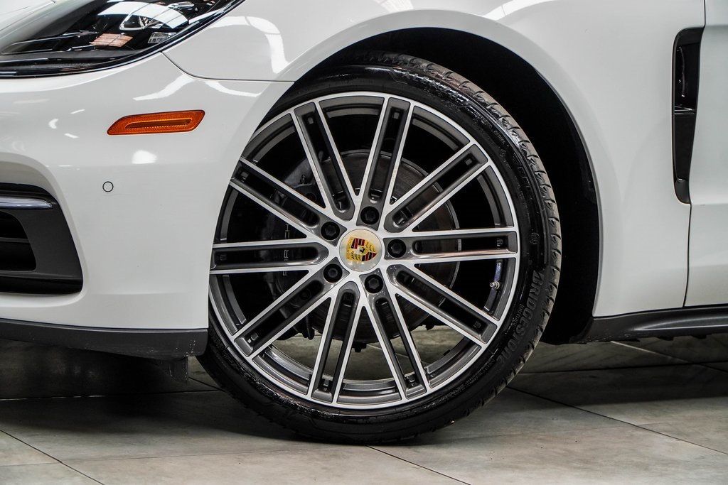 2017 Porsche Panamera 4 photo 3