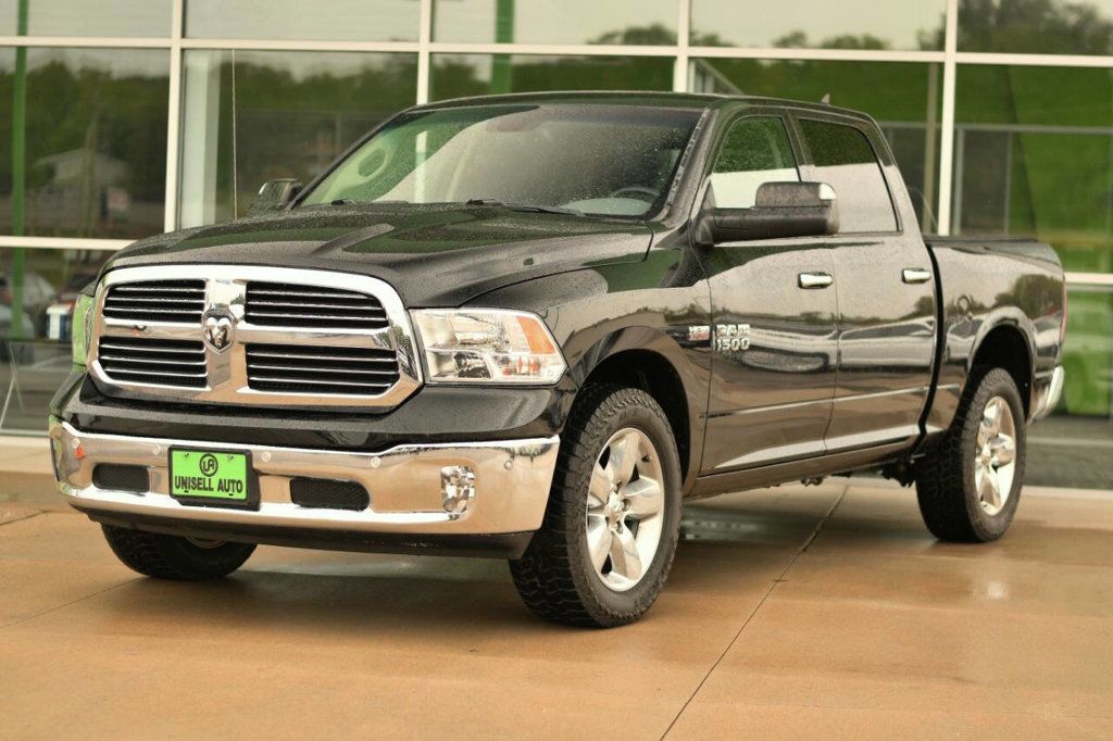 2017 Ram 1500 SLT photo 4