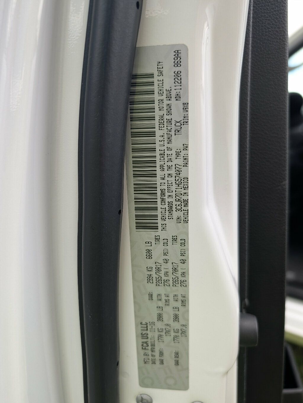 2017 Ram 1500 DAMN NEAR FLAWLESS!!! - 23045452 - 49
