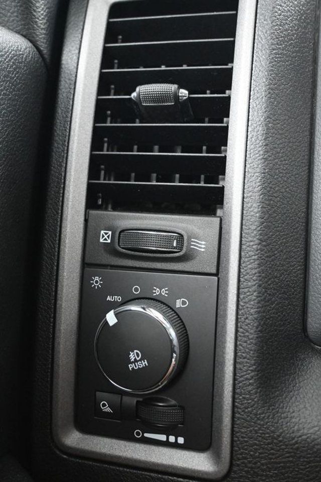 2017 Ram 1500 Express 4x4 Crew Cab 5'7" Box - 22991334 - 17