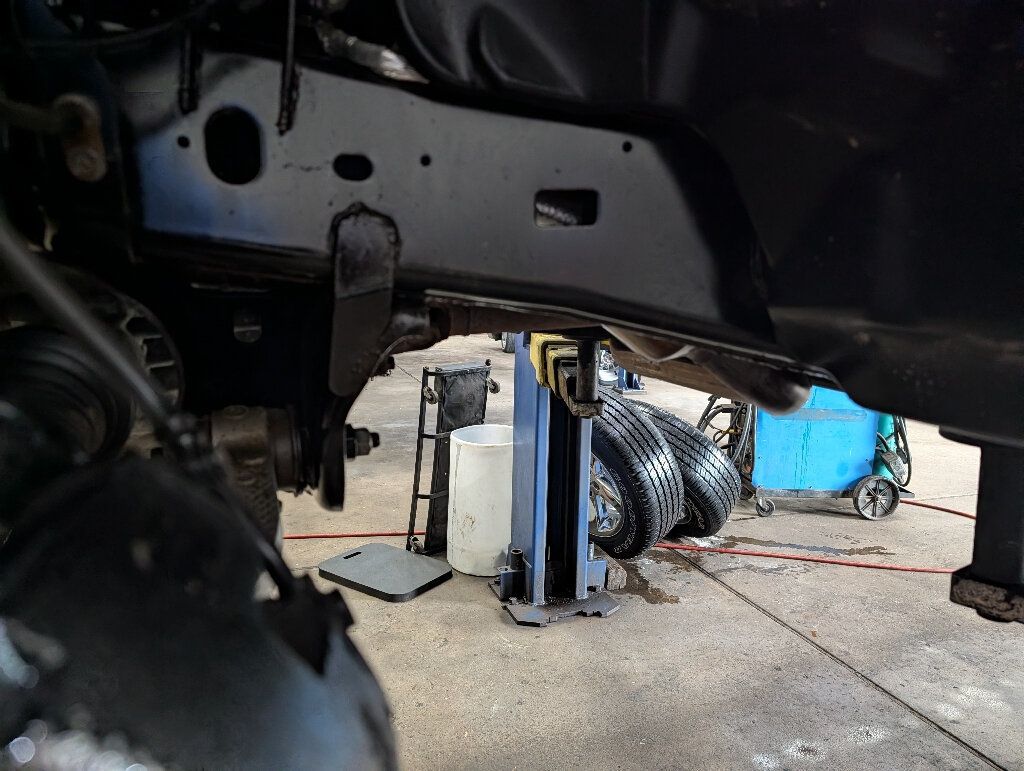 2017 Ram 1500 Hard to Find Regular Cab Short Bed Hemi 4x4 - 23055619 - 21