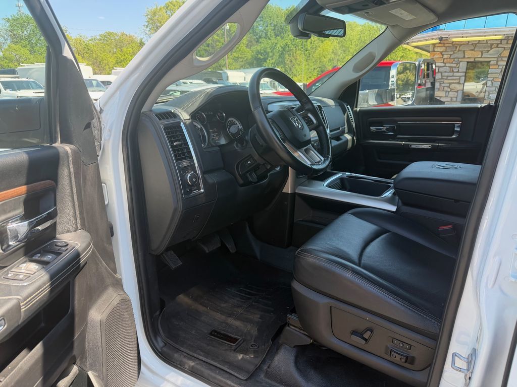 2017 Ram 5500 Chassis Cab Laramie 4x4 Crew Cab 60" CA 173.4" WB - 23022133 - 4