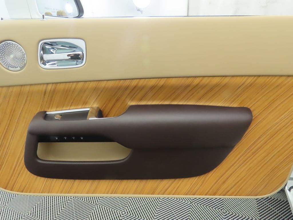 2017 Rolls Royce Dawn photo 32