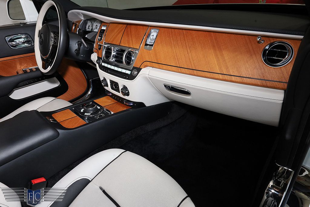 2017 Rolls-Royce Dawn Convertible - 23039198 - 28