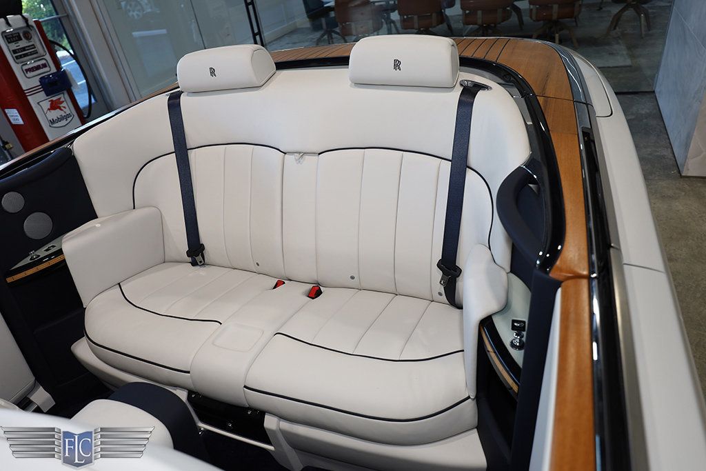 2017 Rolls-Royce Phantom Base - 22945304 - 24