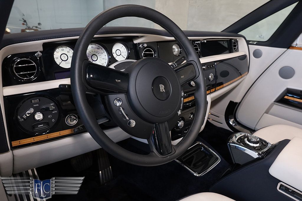 2017 Rolls-Royce Phantom Base - 22945304 - 29