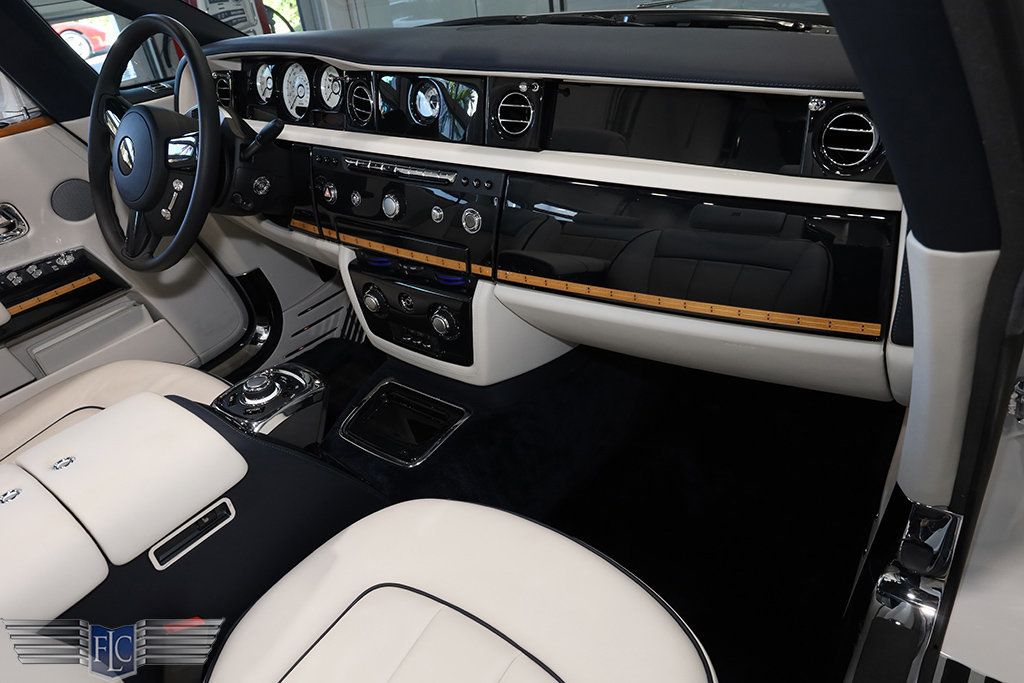 2017 Rolls-Royce Phantom Base - 22945304 - 30