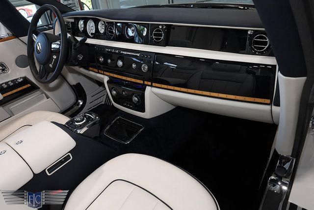 2017 Rolls-Royce Phantom Base - 22945304 - 30