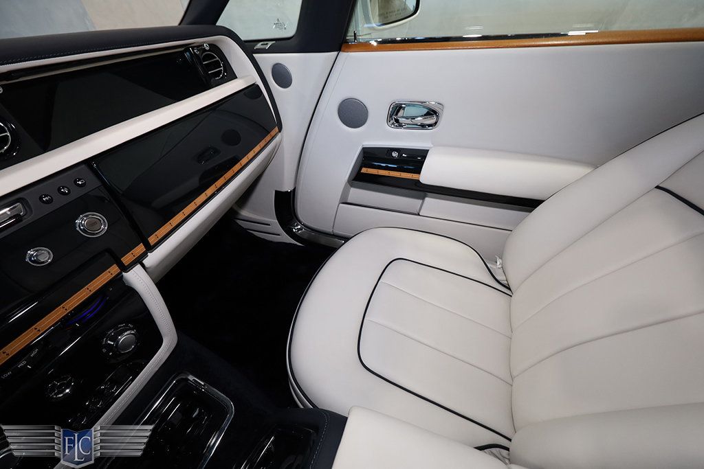 2017 Rolls-Royce Phantom Base - 22945304 - 31