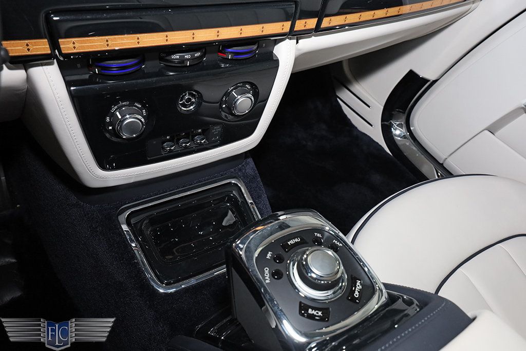 2017 Rolls-Royce Phantom Base - 22945304 - 38