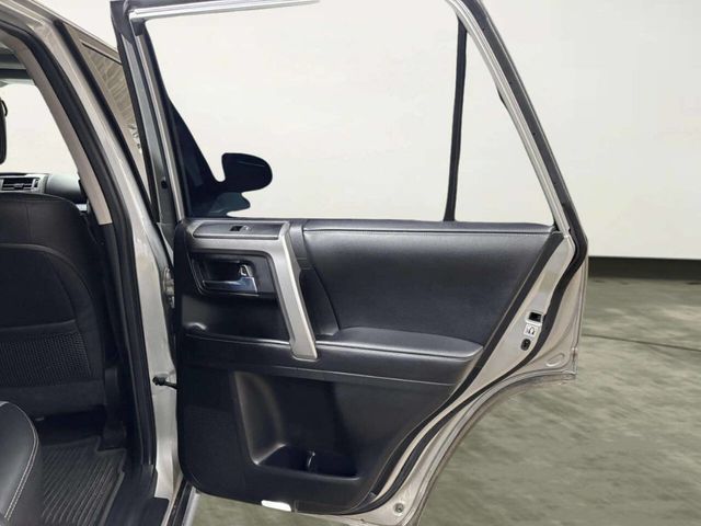 2017 Toyota 4Runner SR5 4WD - 23022340 - 17
