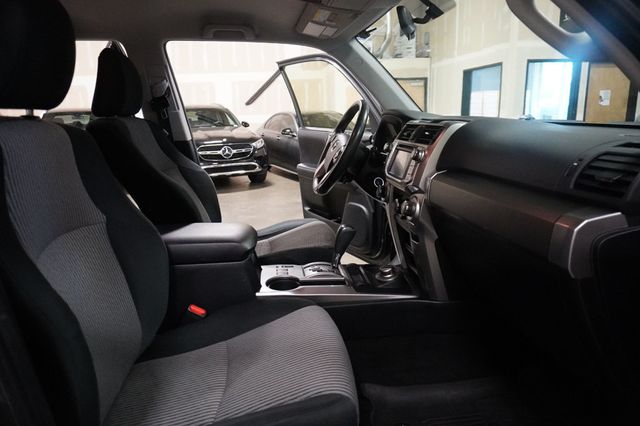 2017 Toyota 4Runner SR5 Premium 4WD - 23042600 - 17