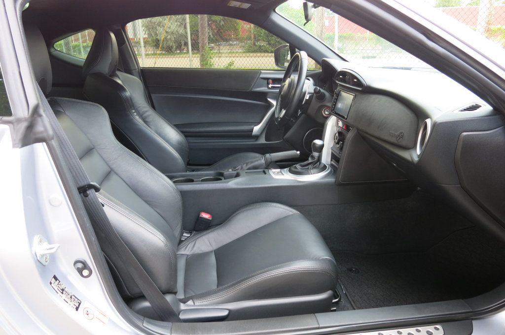 2017 Toyota GR86 Base photo 13