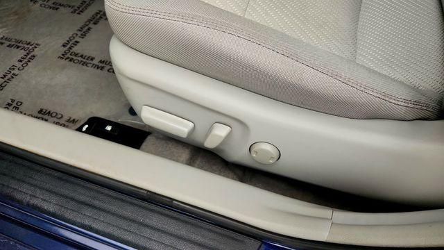 2017 Toyota Camry Hybrid LE CVT - 23040983 - 10
