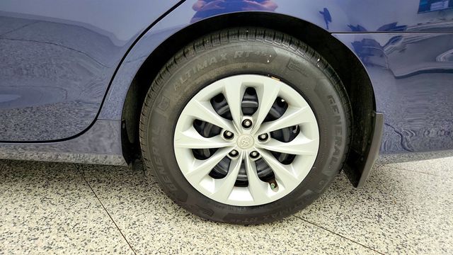 2017 Toyota Camry Hybrid LE CVT - 23040983 - 8