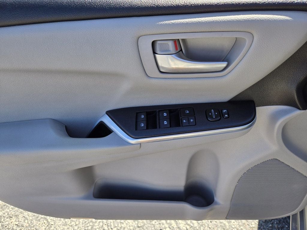 2017 Toyota Camry LE Automatic - 22917739 - 14