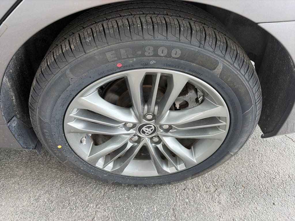 Toyota Camry photo 10