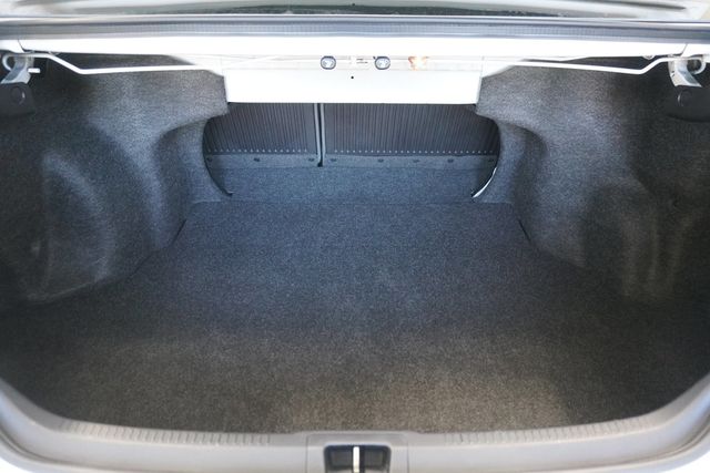 2017 Toyota Camry LE Automatic - 23018376 - 21