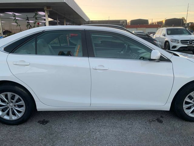2017 Toyota Camry LE Automatic - 22946769 - 19