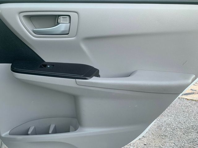2017 Toyota Camry LE Automatic - 22946769 - 21