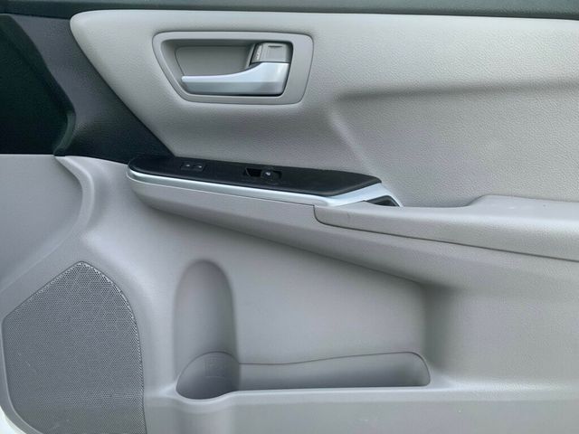 2017 Toyota Camry LE Automatic - 22946769 - 23