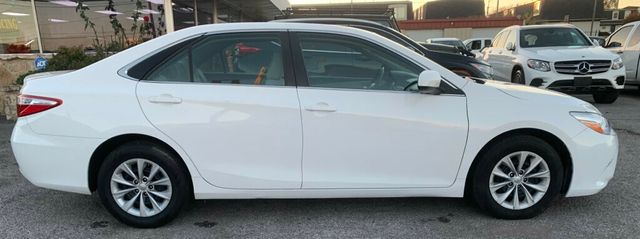2017 Toyota Camry LE Automatic - 22946769 - 26