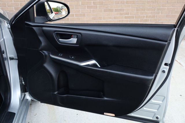 2017 Toyota Camry LE Automatic - 22932878 - 25