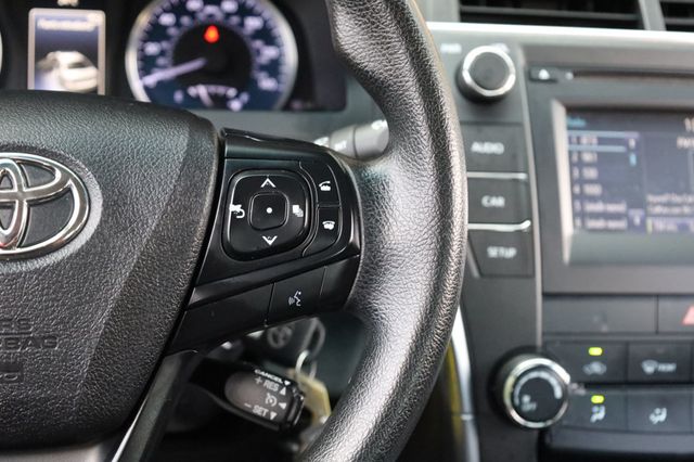 2017 Toyota Camry LE Automatic - 22932878 - 29
