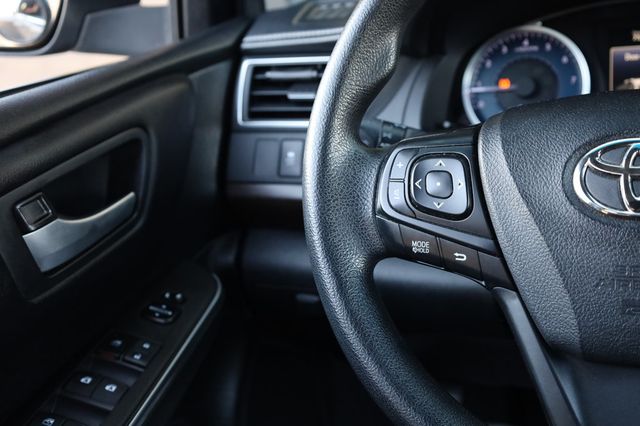 2017 Toyota Camry LE Automatic - 22939909 - 30