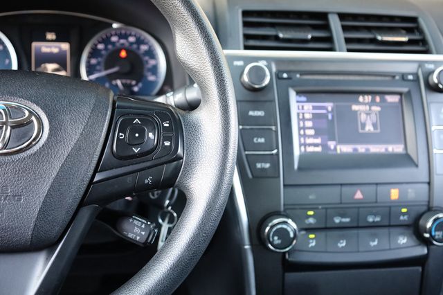 2017 Toyota Camry LE Automatic - 22939909 - 31