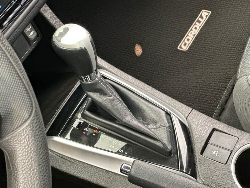 2017 Toyota Corolla LE - 23036663 - 17
