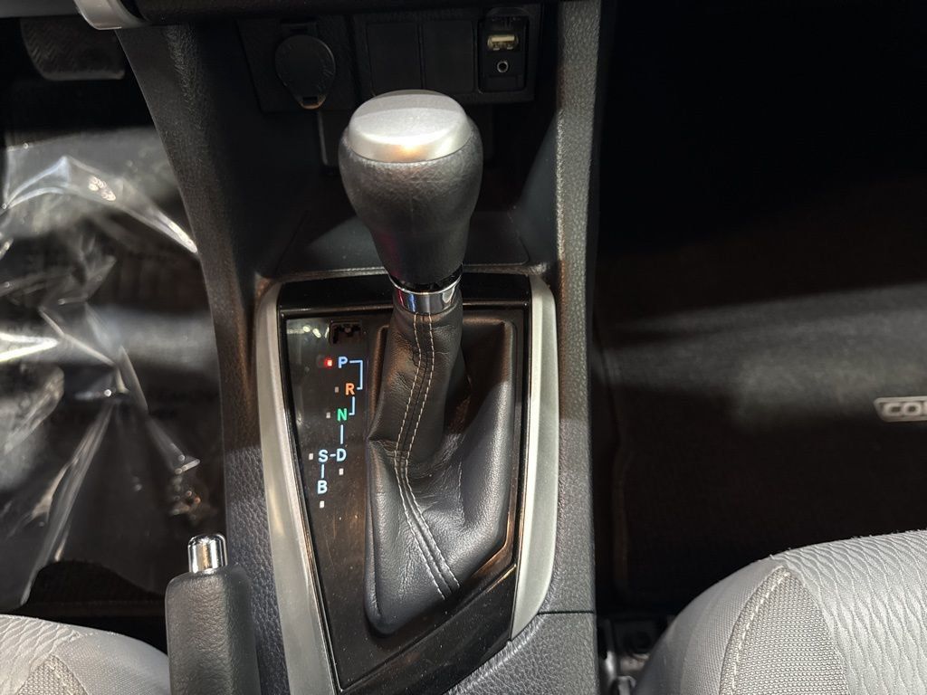 2017 Toyota Corolla LE - 22976576 - 19