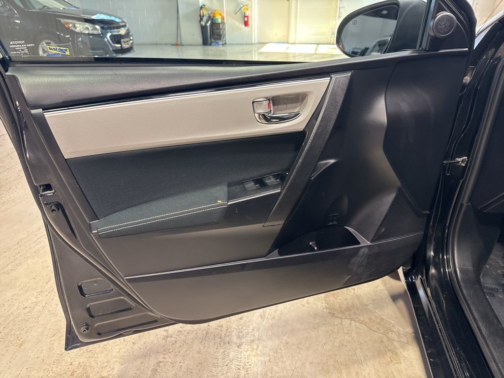 2017 Toyota Corolla LE - 22976576 - 25
