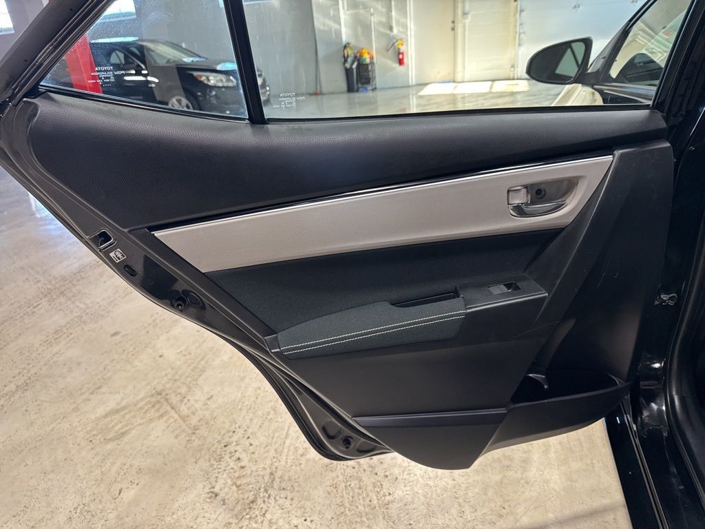 2017 Toyota Corolla LE - 22976576 - 30