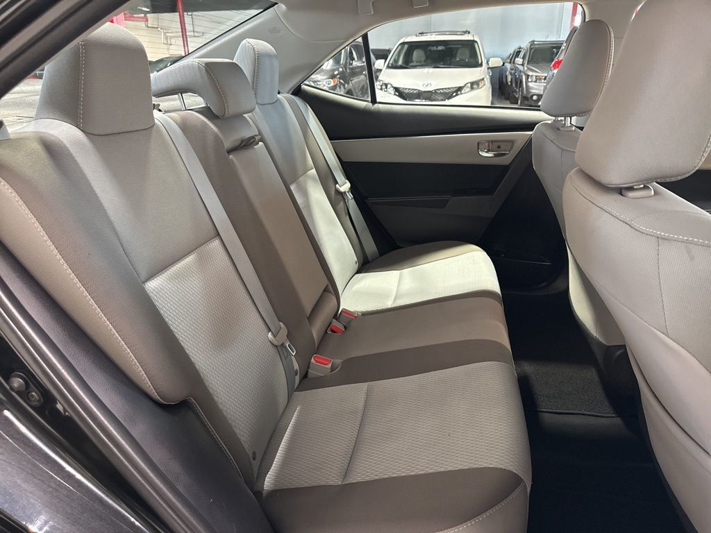 2017 Toyota Corolla LE - 22976576 - 34