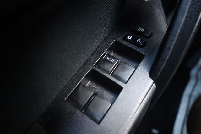 2017 Toyota Corolla LE - 23097612 - 33