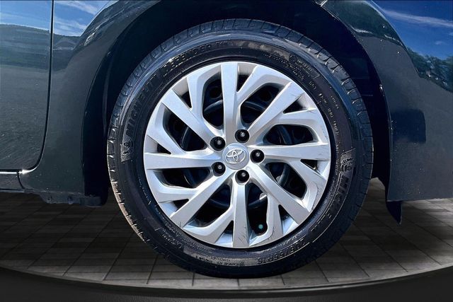 2017 Toyota Corolla LE - 23035923 - 31