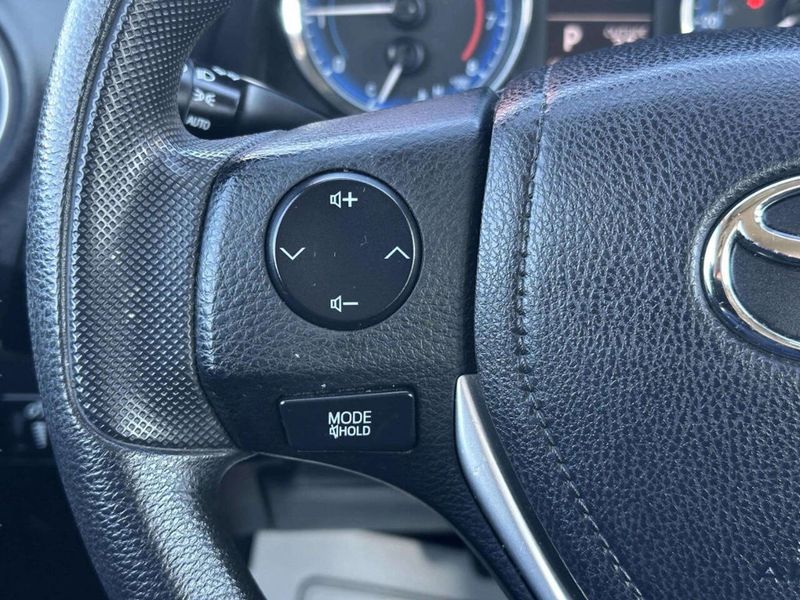 2017 Toyota Corolla LE 4dr Sedan - 22993961 - 30