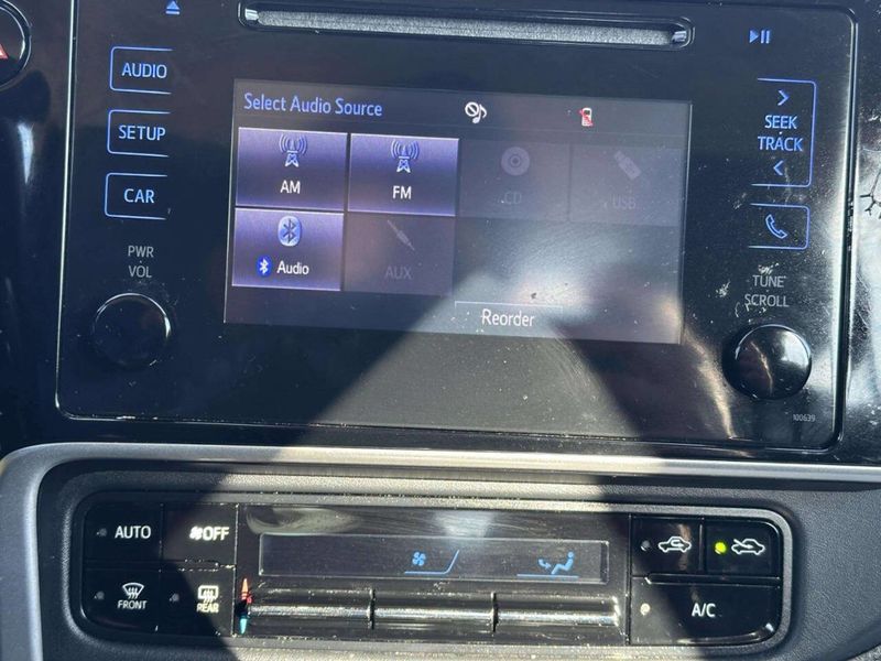 2017 Toyota Corolla LE 4dr Sedan - 22993961 - 31